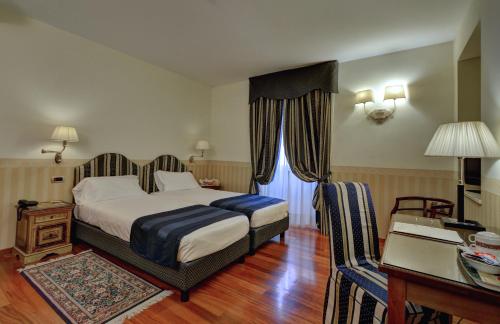 Superior Queen Room image 5