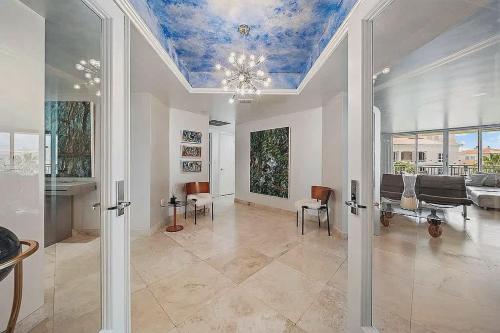 Spacious Three Bedroom Condo with Ocean Views in 海灘地區