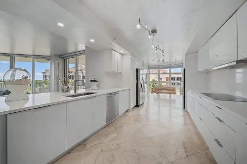 Spacious Three Bedroom Condo with Ocean Views in 海灘地區