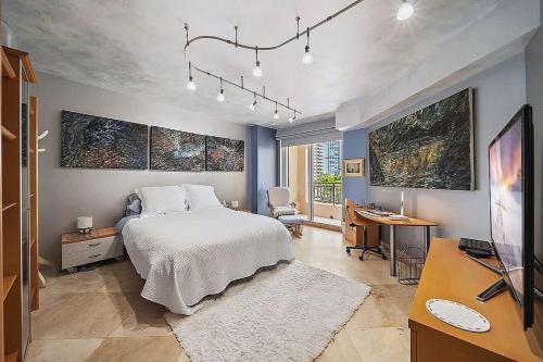 Spacious Three Bedroom Condo with Ocean Views in 海灘地區