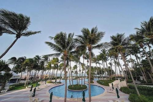 Spacious Three Bedroom Condo with Ocean Views in 海灘地區