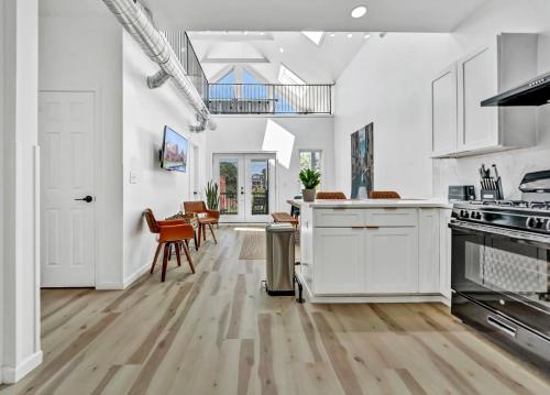 Stylish And Roomy Full House Dtwn - image 3