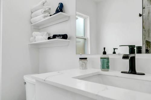 Stylish And Roomy Full House Dtwn - main image
