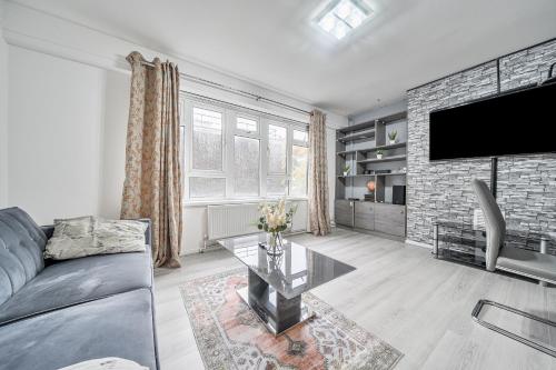 Comfortable and Modern 2-Bedroom Greenwich Apartment