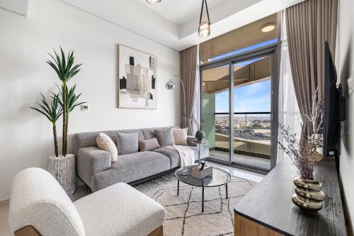 Elegant 1BR Flat in Business Bay with Pool & Gym, Дубай