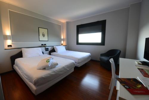2 twin beds