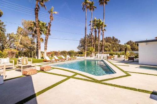 Iconic Sleeps 14 in Style Poolside Spa