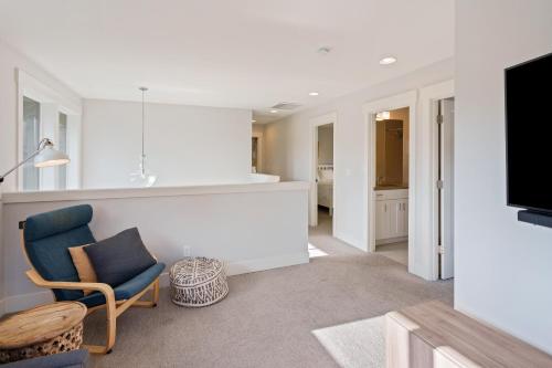 Hillside Haven home - image 13