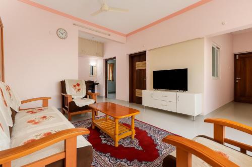 صالة مشتركة/ منطقة التلفزيون, Yashwithaa Homestay Tirupati - New Hill View Apartments with Balcony, AC, WiFi, TV in Mangalam