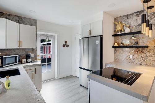 Spacious 3br 2ba Cottage Steps to Water & Downtown in Lake Worth (Florida)