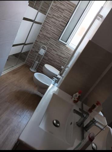 ห้องน้ำ, La casa di Riccardo by ROSSELLA'S HOME in บิสเซลเย