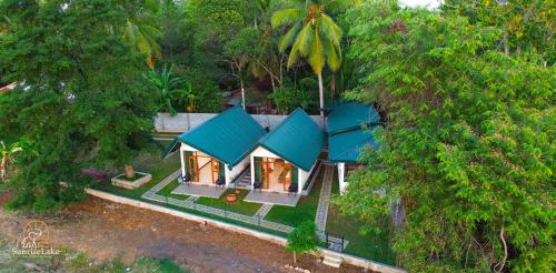 Sunrise Lake Resort in โปลอนนารุวา