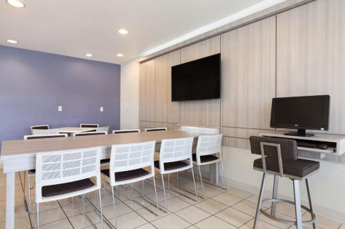 大堂, 莫德斯托塞雷斯溫德姆麥克羅特套房酒店 (Microtel Inn & Suites by Wyndham Modesto Ceres) in 莫德斯托 (CA)