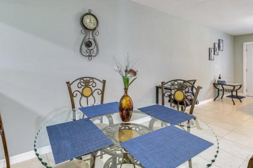 Mins to Beaches and HCA Hospital Fort Pierce Home in Lakewood Park (FL)