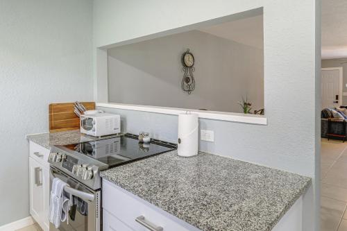 Mins to Beaches and HCA Hospital Fort Pierce Home in Lakewood Park (FL)