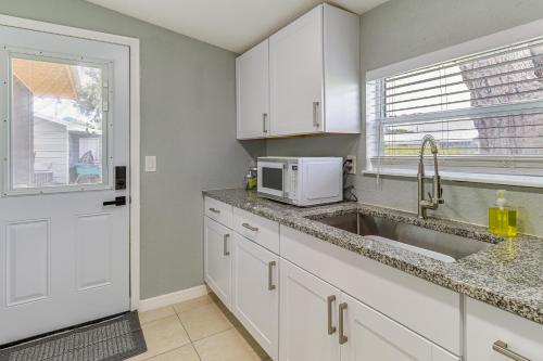 Mins to Beaches and HCA Hospital Fort Pierce Home in Lakewood Park (FL)