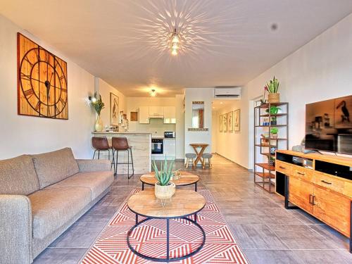 Appartement bord de mer avec climatisation, piscine et parking - FR-1-734-61