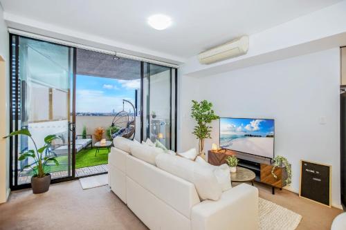 Shared lounge/TV area, Jack's Citylight Retreat with Free Parking #8 in Waterloo