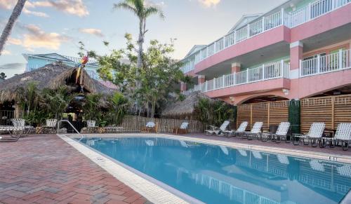 燈塔度假勝地：套房賓館 (Lighthouse Resort: Inn & Suites) in 水濱/海灘