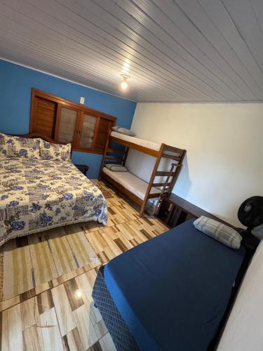 1 double bed, 2 twin beds