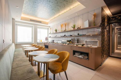 The FLOOR 3