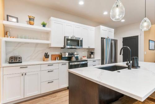 Vibrant Home with Hot Tub AC & 2 Car Garage - image 13