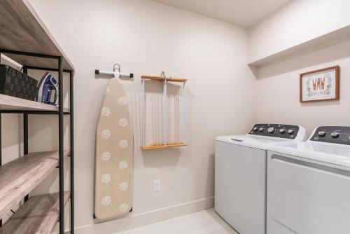 Vibrant Home with Hot Tub AC & 2 Car Garage - image 2