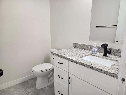 Gallery on 59th homestay NOT A HOTEL in Glendale South