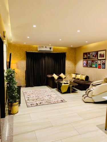 Gold Rush by 2ndHome Equipped with massage chair in ราฟีบล็อก
