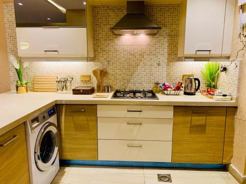 Gold Rush by 2ndHome Equipped with massage chair in ราฟีบล็อก