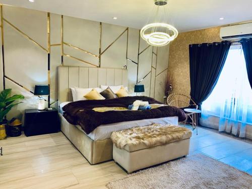 Gold Rush by 2ndHome Equipped with massage chair in ราฟีบล็อก