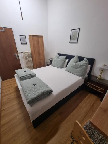 Cozy apartment in commercial centre for two in Unterhaching