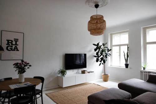 Charming 2 bedroom apartment, free parking, Рига