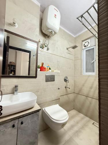 Comfort Stay near CyberHub - 300 Mbps WiFi - 1BHK - image 5