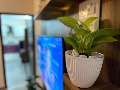 Comfort Stay near CyberHub - 300 Mbps WiFi - 1BHK - image 2