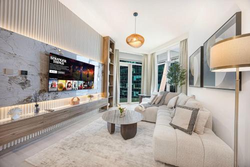 Mahogany - Infinity Pool and Spacious - 1BR 4 Guests, Dubai