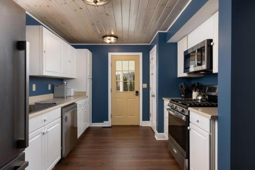 Cozy Cottage On Main in วอร์เรนส์เบิร์ก (นิวยอร์ก)