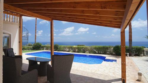 Sunset Cliff Villa Panoramic Sea Views and Private Ovesized Pool – khách sạn tại Pissouri