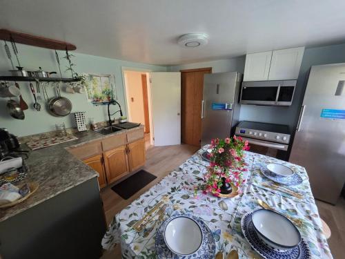 Cozy 2-bedroom Downtown Apartment Campbellton Walk to Cafés & Shops (Cozy 2-bedroom Downtown Apartment Campbellton Walk to Cafes & Shops) in 坎貝爾頓