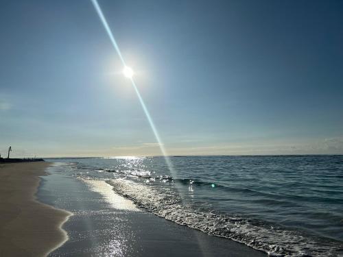 Spacious 2-Bedroom, 2-Bath Apartment 5 Mins to Sandy Beach & Airport in ビュー フォール