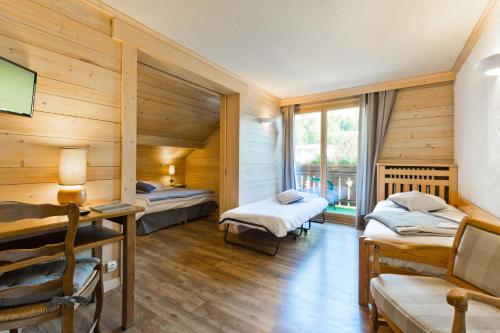 Hotel La Montagne Logis La Montagne is perfectly located for both business and leisure guests in La Clusaz. The property features a wide range of facilities to make your stay a pleasant experience. Free Wi-Fi in all ro