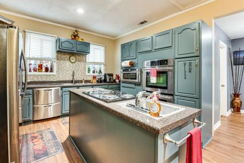 9 Mi to Downtown Atlanta Home with Deck and Yard! in Gresham Park