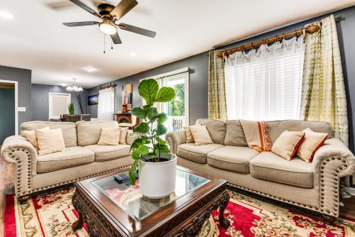 9 Mi to Downtown Atlanta Home with Deck and Yard! in Gresham Park