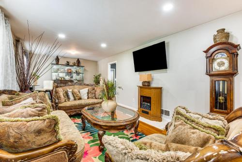 9 Mi to Downtown Atlanta Home with Deck and Yard! in Gresham Park