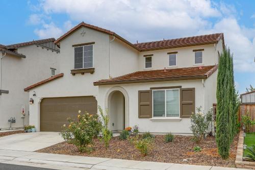 Modern Family Home in Suburbs of Sacramento!