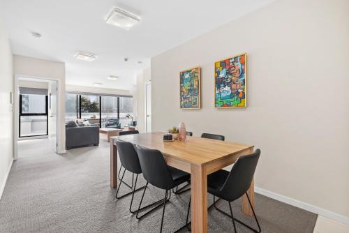 Chic Inner City Convenience, with Secure Parking in South Melbourne