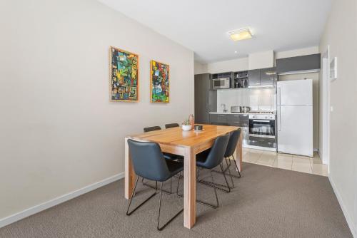 Chic Inner City Convenience, with Secure Parking in South Melbourne