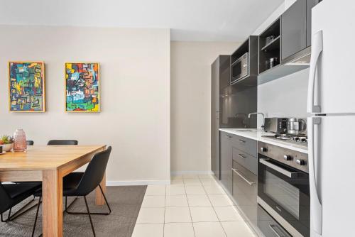 Chic Inner City Convenience, with Secure Parking in South Melbourne