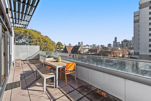 Chic Inner City Convenience, with Secure Parking in South Melbourne