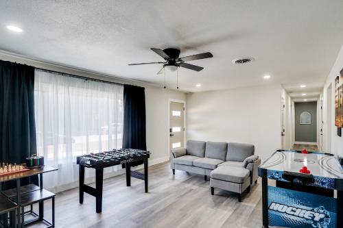 Backyard and Game Room! Home in Heart of Midland in 密德蘭市中心